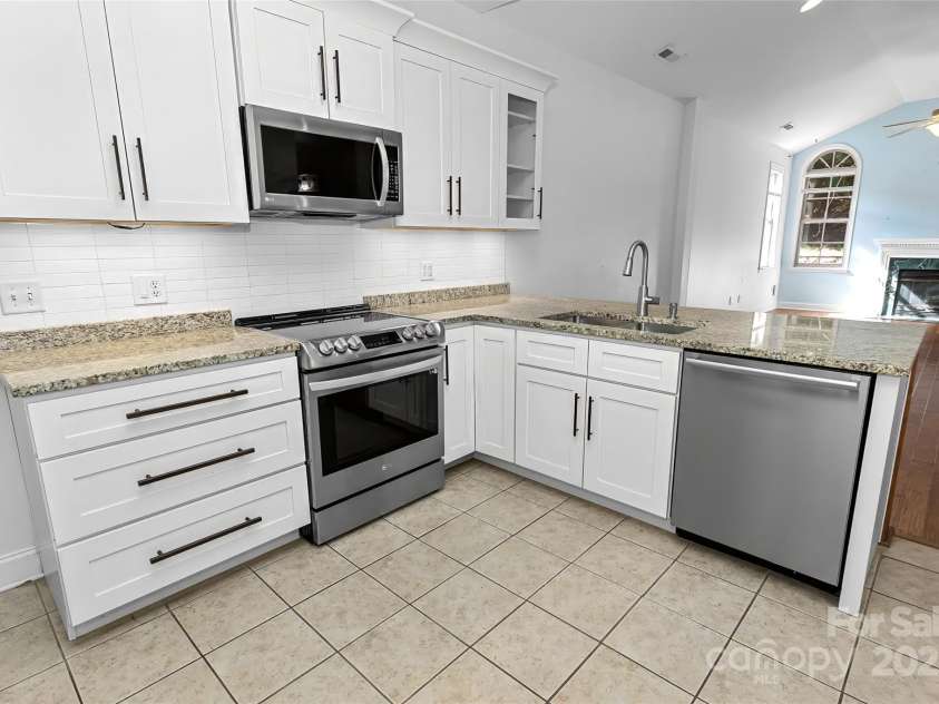 17 Outlook Circle, Swannanoa, NC 28778.  MLS# CAR4235624, YatesRealty ID 18455. 