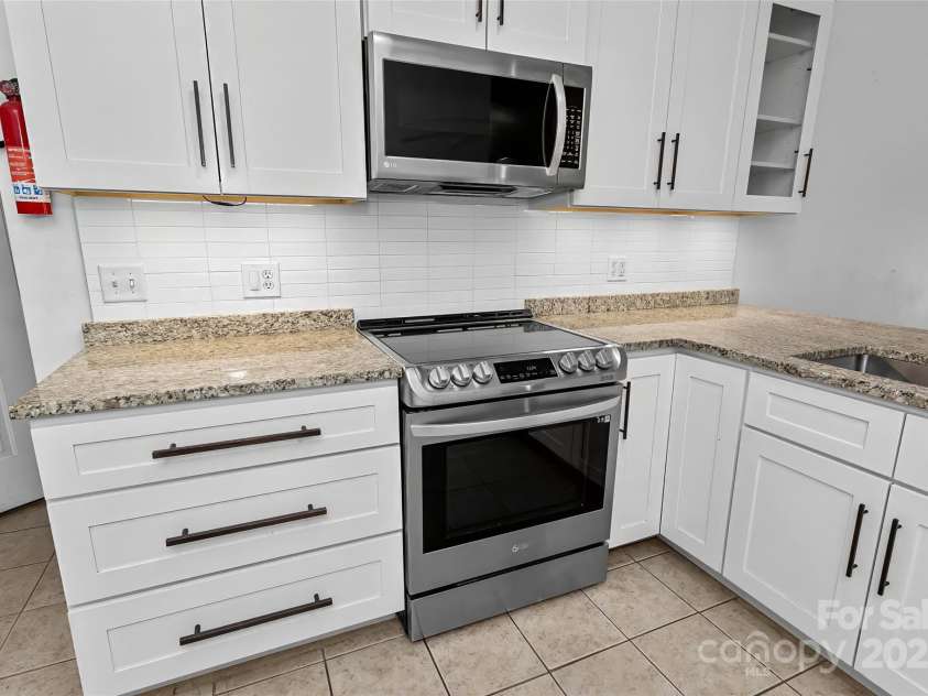 17 Outlook Circle, Swannanoa, NC 28778.  MLS# CAR4235624, YatesRealty ID 18455. 