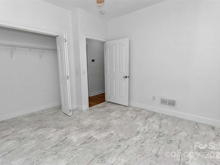 17 Outlook Circle, Swannanoa, NC 28778.  MLS# CAR4235624, YatesRealty ID 18455. 