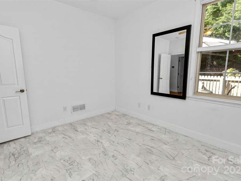 17 Outlook Circle, Swannanoa, NC 28778.  MLS# CAR4235624, YatesRealty ID 18455. 