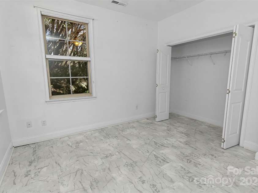 17 Outlook Circle, Swannanoa, NC 28778.  MLS# CAR4235624, YatesRealty ID 18455. 