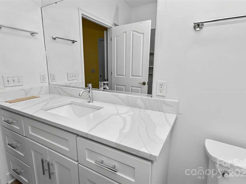 17 Outlook Circle, Swannanoa, NC 28778.  MLS# CAR4235624, YatesRealty ID 18455. 