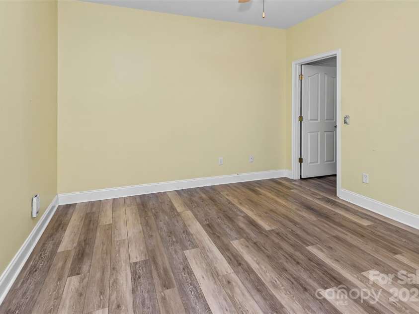 17 Outlook Circle, Swannanoa, NC 28778.  MLS# CAR4235624, YatesRealty ID 18455. 