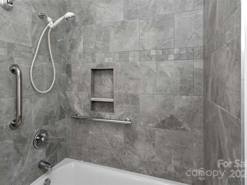 17 Outlook Circle, Swannanoa, NC 28778.  MLS# CAR4235624, YatesRealty ID 18455. 