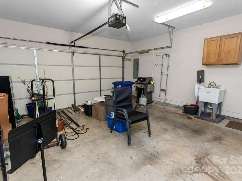 17 Outlook Circle, Swannanoa, NC 28778.  MLS# CAR4235624, YatesRealty ID 18455. 