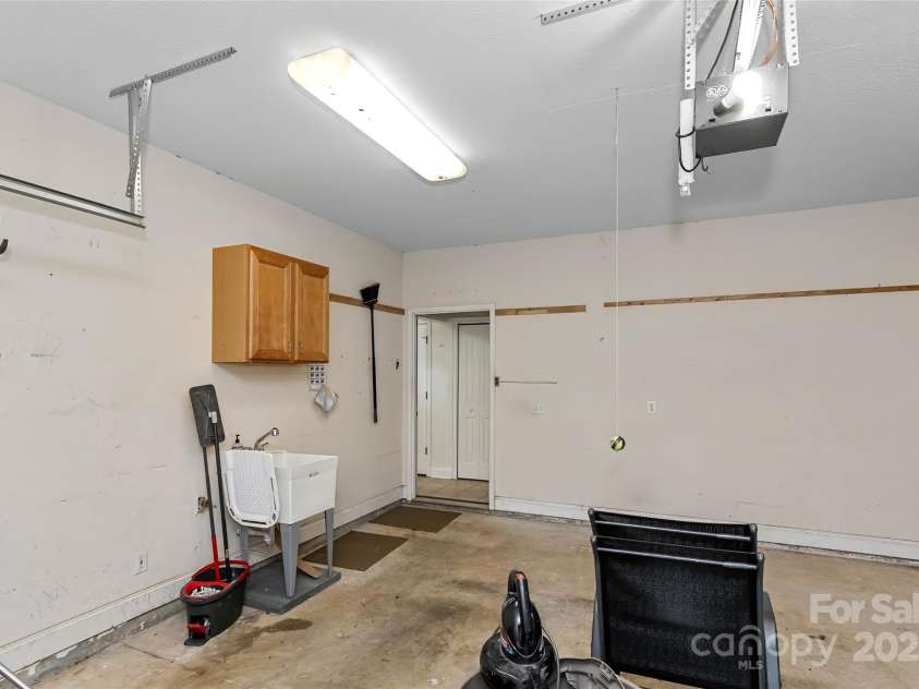 17 Outlook Circle, Swannanoa, NC 28778.  MLS# CAR4235624, YatesRealty ID 18455. 