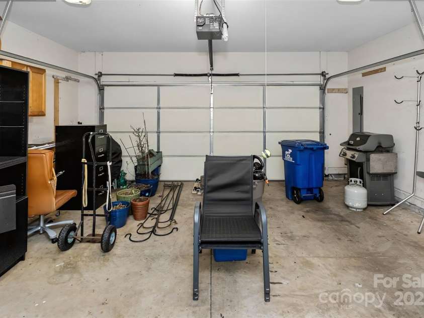 17 Outlook Circle, Swannanoa, NC 28778.  MLS# CAR4235624, YatesRealty ID 18455. 