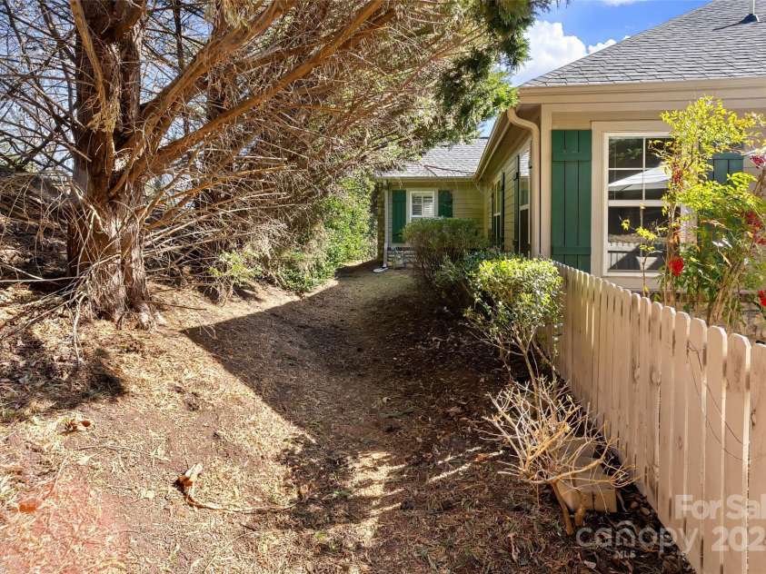 17 Outlook Circle, Swannanoa, NC 28778.  MLS# CAR4235624, YatesRealty ID 18455. 