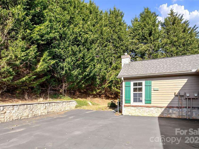 17 Outlook Circle, Swannanoa, NC 28778.  MLS# CAR4235624, YatesRealty ID 18455. 