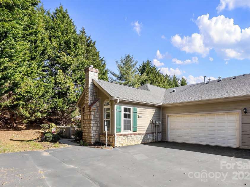 17 Outlook Circle, Swannanoa, NC 28778.  MLS# CAR4235624, YatesRealty ID 18455. 