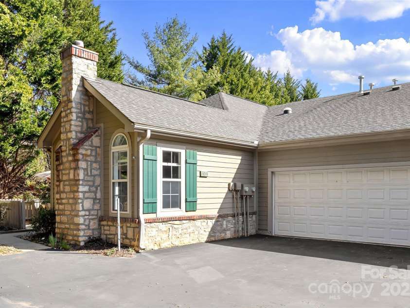 17 Outlook Circle, Swannanoa, NC 28778.  MLS# CAR4235624, YatesRealty ID 18455. 