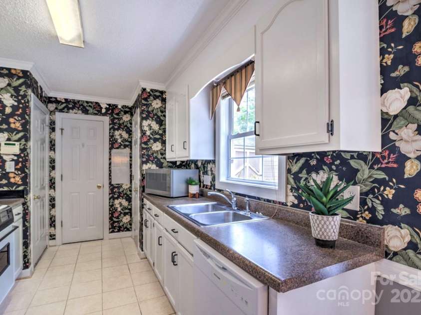 1633 Kiawah Court, Gastonia, NC 28056.  MLS# CAR4267708, YatesRealty ID 18456. 