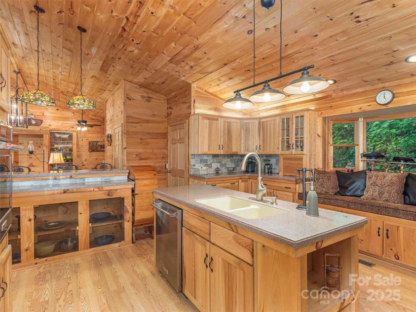 47 Tammy Drive, Maggie Valley, NC 28751.  MLS# CAR4267219, YatesRealty ID 18458. 