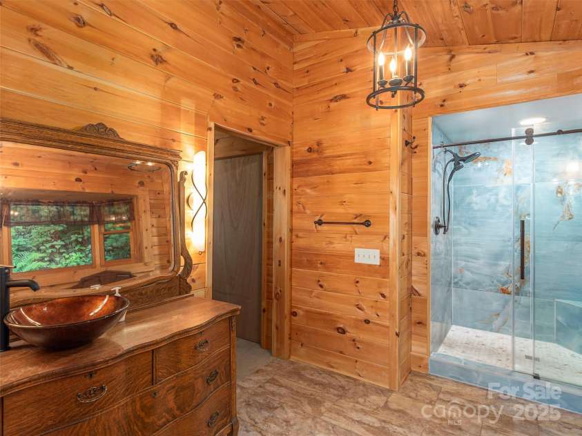 47 Tammy Drive, Maggie Valley, NC 28751.  MLS# CAR4267219, YatesRealty ID 18458. Primary Bath