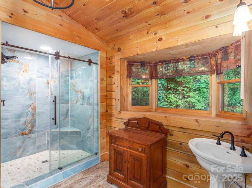 47 Tammy Drive, Maggie Valley, NC 28751.  MLS# CAR4267219, YatesRealty ID 18458. Primary Bath