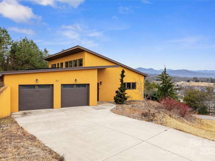 51 Climbing Aster Way, Asheville, NC 28806.  MLS# CAR4218419, YatesRealty ID 18459. 