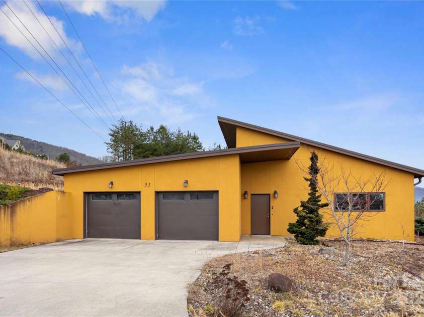 51 Climbing Aster Way, Asheville, NC 28806.  MLS# CAR4218419, YatesRealty ID 18459. 