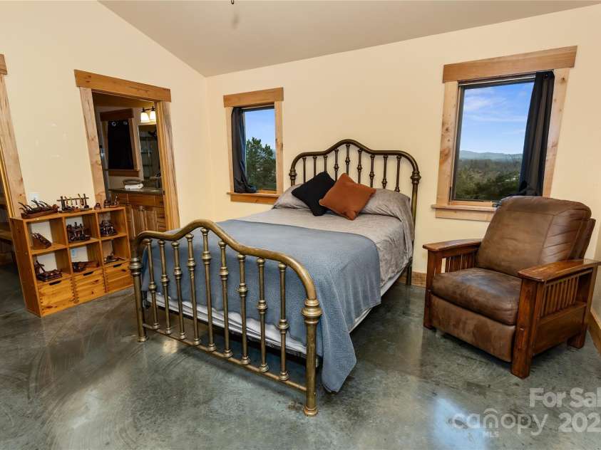 51 Climbing Aster Way, Asheville, NC 28806.  MLS# CAR4218419, YatesRealty ID 18459. 