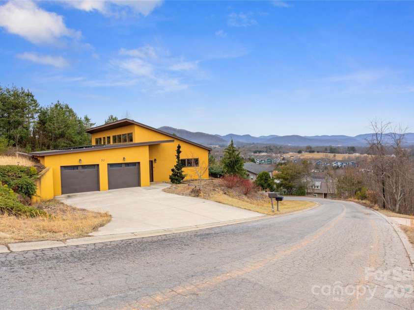 51 Climbing Aster Way, Asheville, NC 28806.  MLS# CAR4218419, YatesRealty ID 18459. 