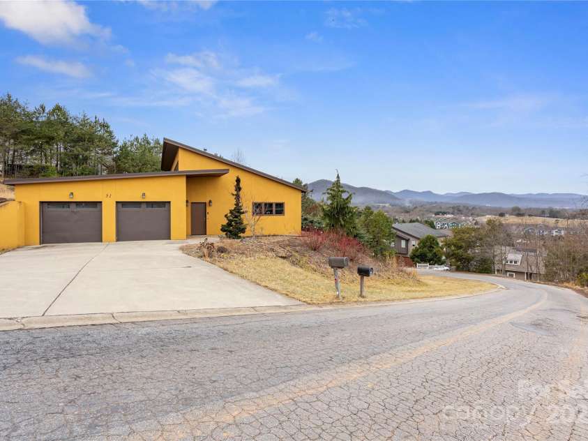 51 Climbing Aster Way, Asheville, NC 28806.  MLS# CAR4218419, YatesRealty ID 18459. 