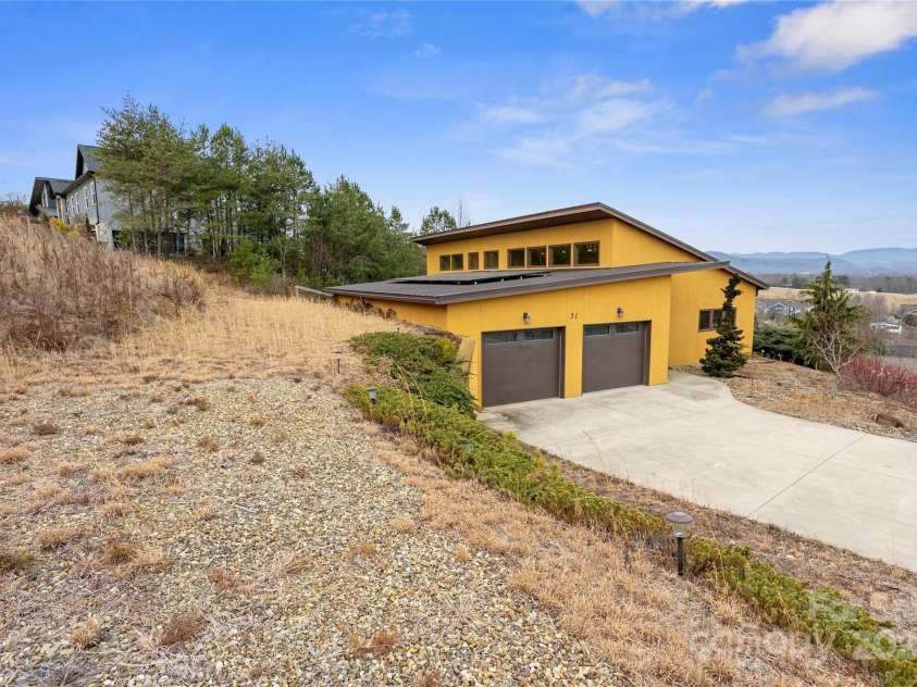 51 Climbing Aster Way, Asheville, NC 28806.  MLS# CAR4218419, YatesRealty ID 18459. 