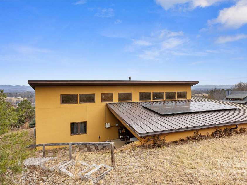 51 Climbing Aster Way, Asheville, NC 28806.  MLS# CAR4218419, YatesRealty ID 18459. 