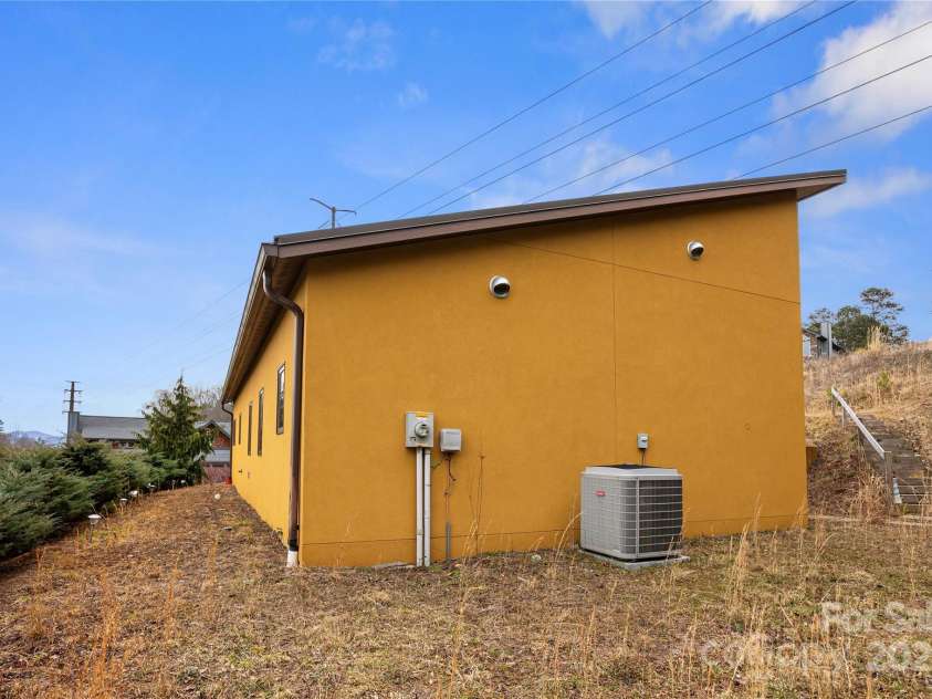 51 Climbing Aster Way, Asheville, NC 28806.  MLS# CAR4218419, YatesRealty ID 18459. 