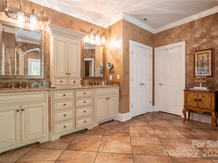 1427 Merrimont Avenue, Kings Mountain, NC 28086.  MLS# CAR4312832, YatesRealty ID 1846. Primary Bath