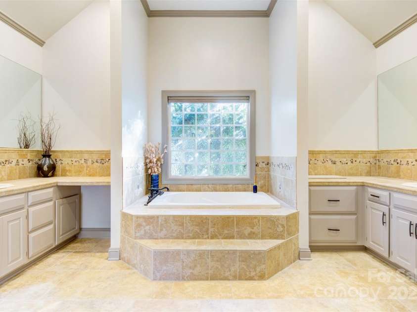 2425 Birdie Lane, Conover, NC 28613.  MLS# CAR4204810, YatesRealty ID 1846. Primary bath