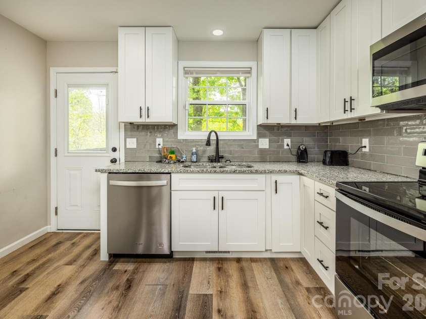 614 Front Street, Statesville, NC 28677.  MLS# CAR4369804, YatesRealty ID 18461. 