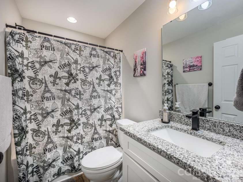 614 Front Street, Statesville, NC 28677.  MLS# CAR4369804, YatesRealty ID 18461. Hallway Full Bath
