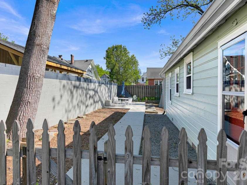46 Oaklawn Avenue, Brevard, NC 28712.  MLS# CAR4367807, YatesRealty ID 18464. Fenced Side Yard