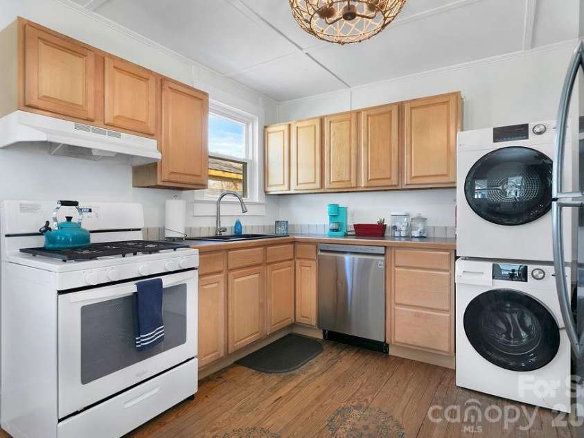 46 Oaklawn Avenue, Brevard, NC 28712.  MLS# CAR4367807, YatesRealty ID 18464. Nice Kitchen