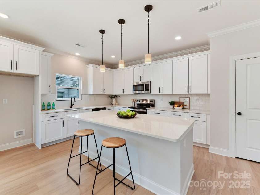 2615 Brentwood Place, Charlotte, NC 28208.  MLS# CAR4230468, YatesRealty ID 18466. 