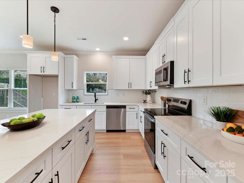 2615 Brentwood Place, Charlotte, NC 28208.  MLS# CAR4230468, YatesRealty ID 18466. 