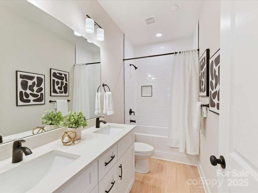 2615 Brentwood Place, Charlotte, NC 28208.  MLS# CAR4230468, YatesRealty ID 18466. 