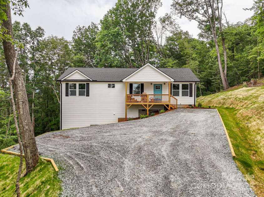 376 Hague Drive, Columbus, NC 28722.  MLS# CAR4187210, YatesRealty ID 18467. 