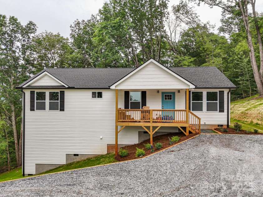 376 Hague Drive, Columbus, NC 28722.  MLS# CAR4187210, YatesRealty ID 18467. 