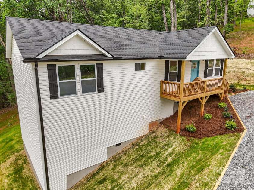 376 Hague Drive, Columbus, NC 28722.  MLS# CAR4187210, YatesRealty ID 18467. 