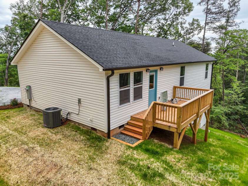 376 Hague Drive, Columbus, NC 28722.  MLS# CAR4187210, YatesRealty ID 18467. 