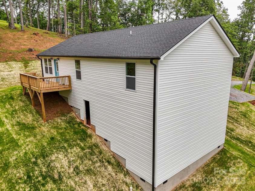 376 Hague Drive, Columbus, NC 28722.  MLS# CAR4187210, YatesRealty ID 18467. 