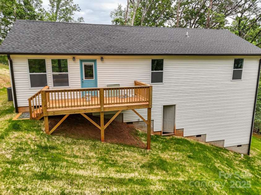 376 Hague Drive, Columbus, NC 28722.  MLS# CAR4187210, YatesRealty ID 18467. 