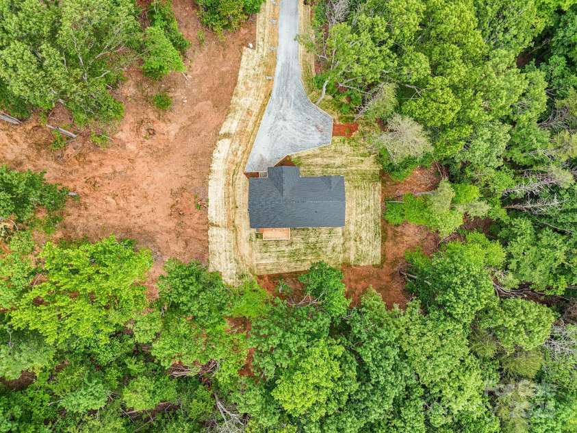 376 Hague Drive, Columbus, NC 28722.  MLS# CAR4187210, YatesRealty ID 18467. 