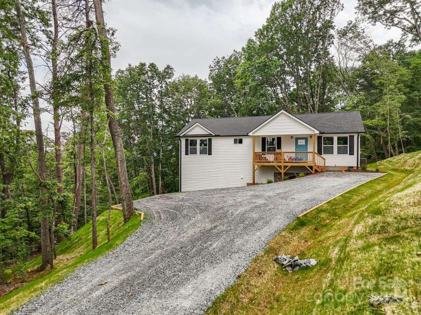 376 Hague Drive, Columbus, NC 28722.  MLS# CAR4187210, YatesRealty ID 18467. 