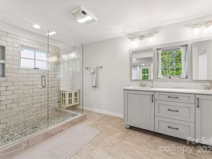 193 Dvdisdi Court, Brevard, NC 28712.  MLS# CAR4243371, YatesRealty ID 18469. 