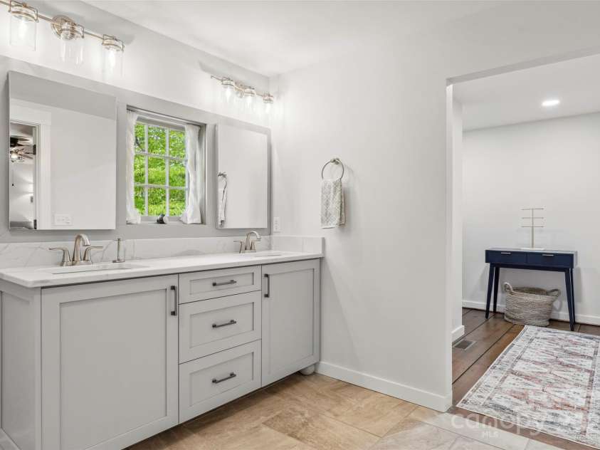 193 Dvdisdi Court, Brevard, NC 28712.  MLS# CAR4243371, YatesRealty ID 18469. 