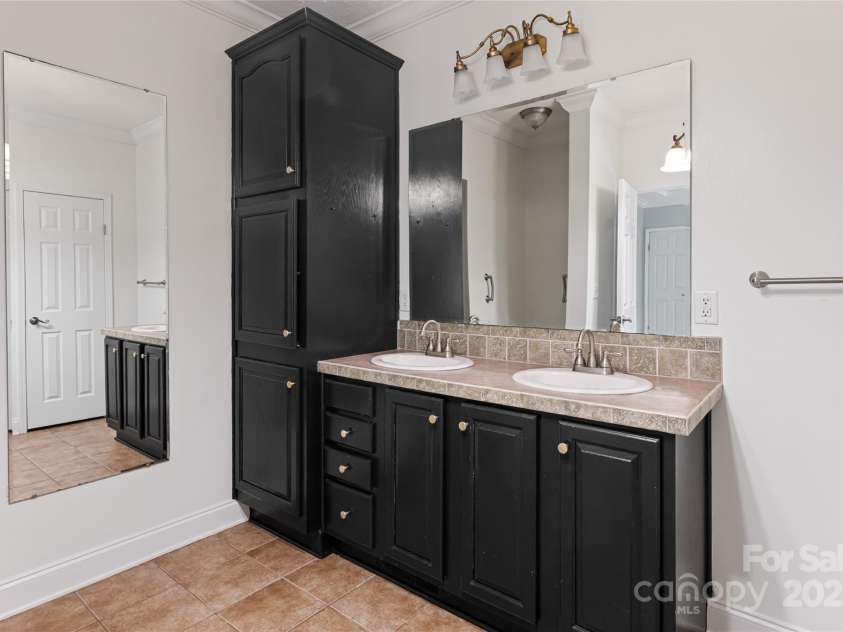 837 California Avenue, Marion, NC 28752.  MLS# CAR4260788, YatesRealty ID 1847. Primary Bath