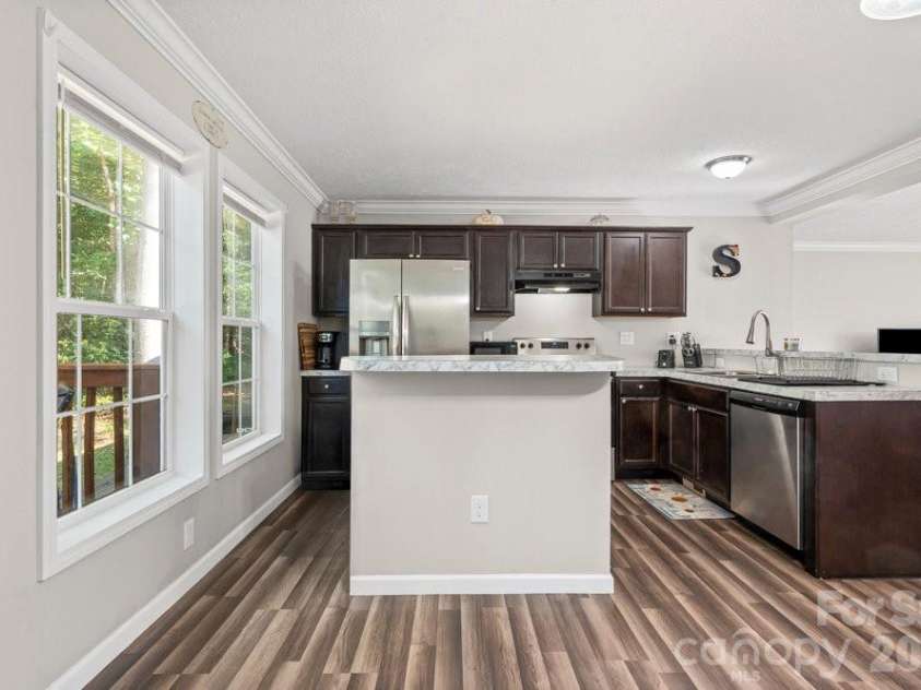 402 Shiloh Road, Statesville, NC 28677.  MLS# CAR4298200, YatesRealty ID 18470. Kitchen Island