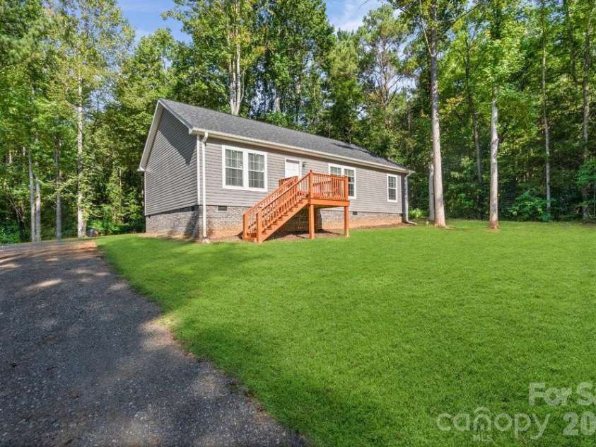 402 Shiloh Road, Statesville, NC 28677.  MLS# CAR4298200, YatesRealty ID 18470. Large Front Yard