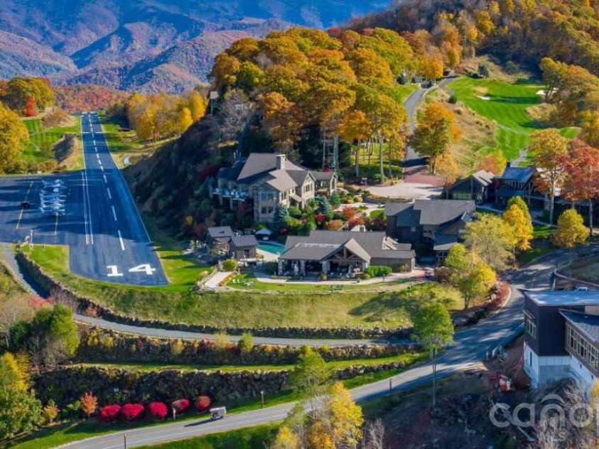 19 Lookout Loop, Burnsville, NC 28714.  MLS# CAR4361238, YatesRealty ID 18471. AMENITIES AVAILABLE WITH MEMBERSHIP
